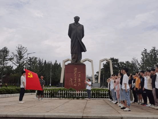 图片包含 户外, 人, 风筝, 男人描述已自动生成